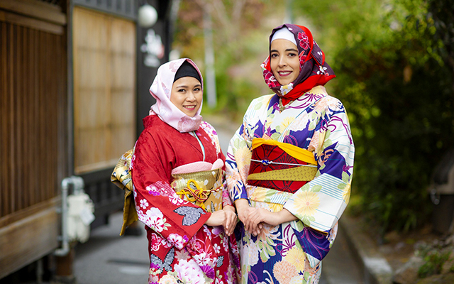الكيمونو مع حجاب الواغارا