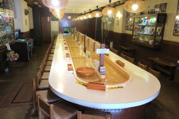 Japanese conveyor belt restaurant delivers food by boat in Tokyo