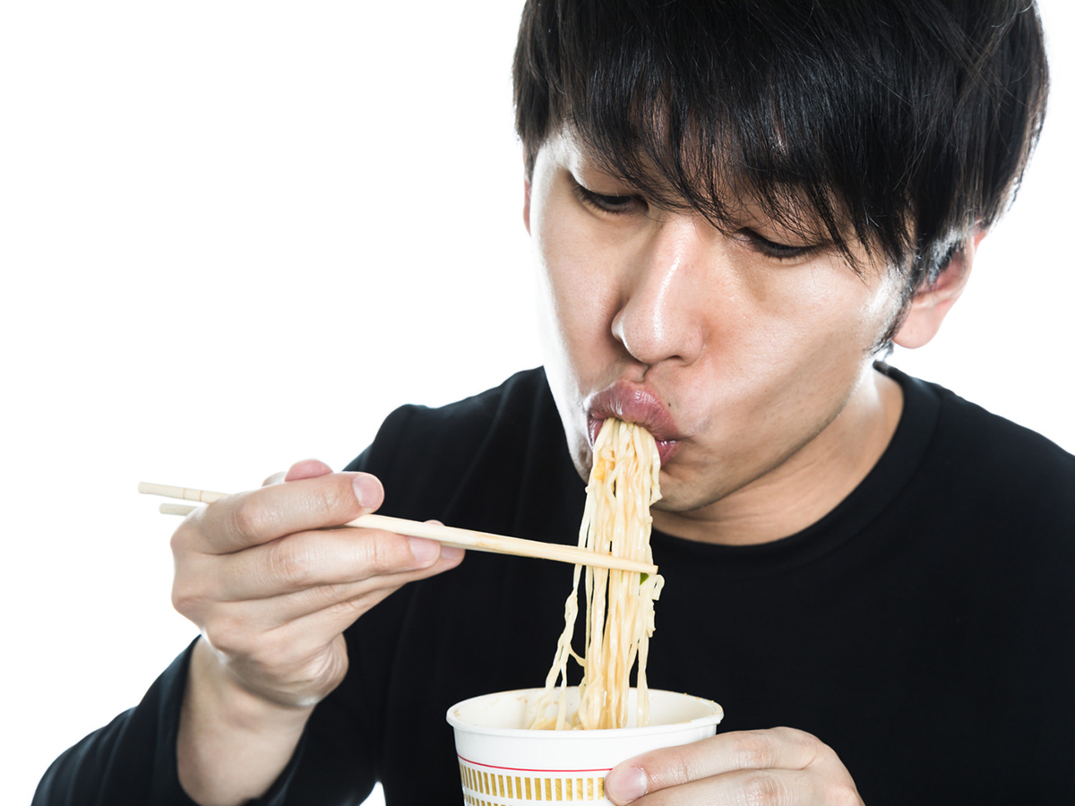 Is it polite to slurp noodles in Japan?