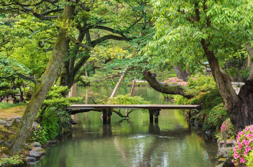 An urban Japanese garden in the city of Kanazawa, Ishikawa Prefecture.