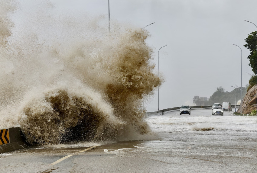 FILE PHOTO: FILE PHOTO: Waves in Ningde as Typhoon Gaemi approaches