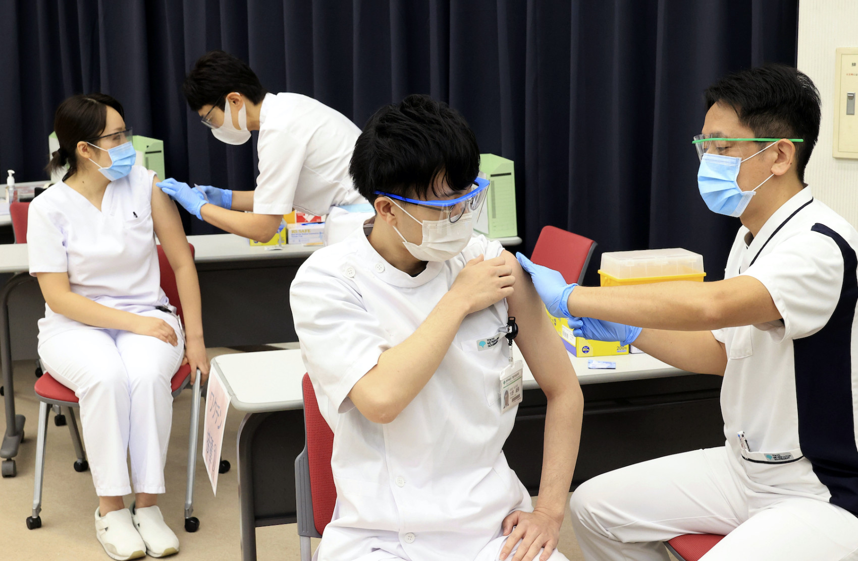 Вакцины японии. Вакцинирование в Японии. Вакцинация в Японии. Медицинский работник Япония. Министерство здравоохранения Японии.