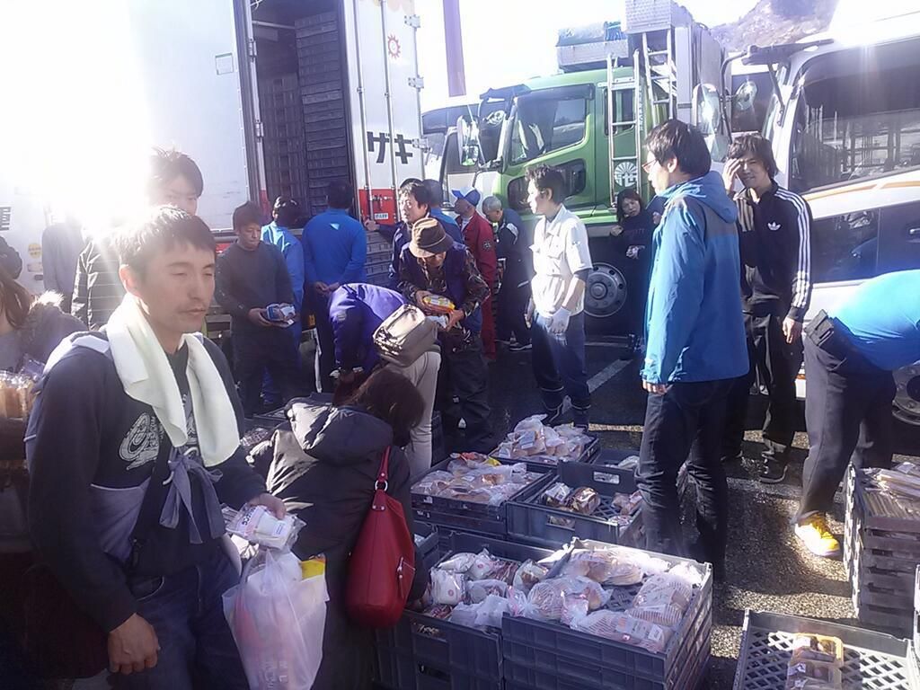 Yamazaki deliverymen hand out bread to snow stranded motorists