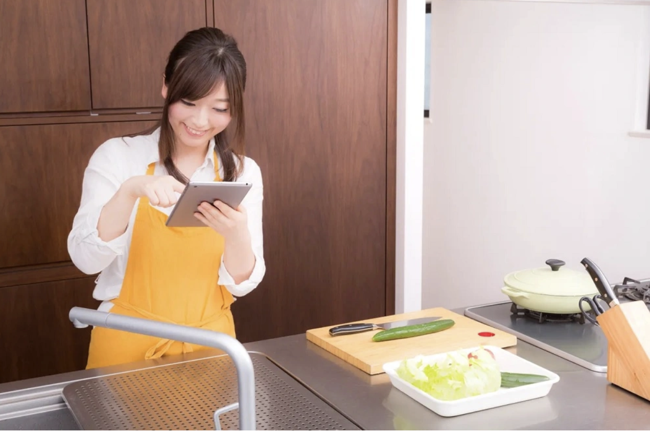More than one in three Japanese working women in survey would rather be housewives pic
