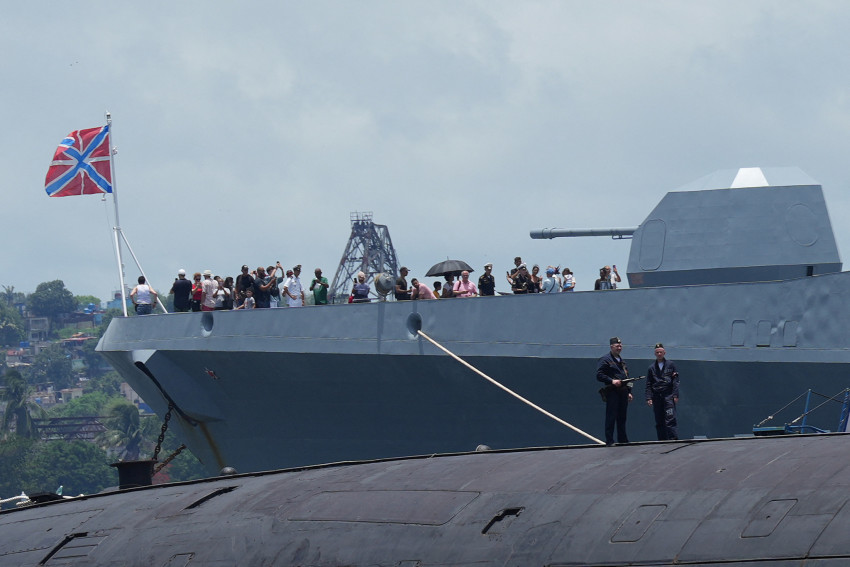 Menschen besuchen die russische Fregatte Admiral Gorshkov, die in der Bucht von Havanna, Kuba, angedockt ist, 13. Juni 2024. | Bildquelle: Japan Today © EUTERS/Alexandre Meneghini | Bilder sind in der Regel urheberrechtlich geschützt
