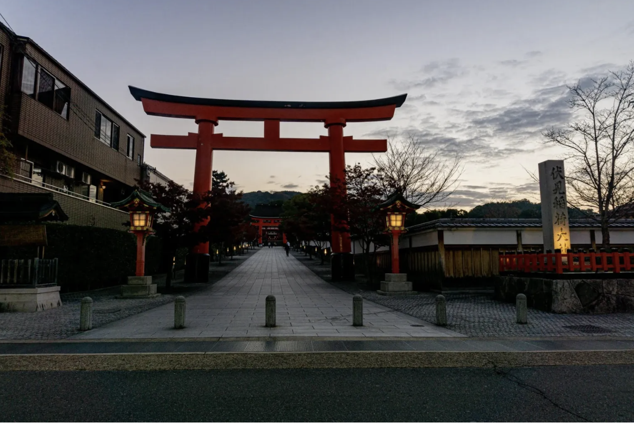 Tourists in Kyoto cause chaos at railway crossing near Fushimi Inari Taisha