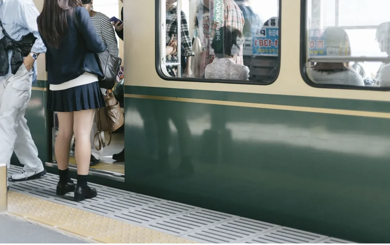 The top 10 annoying foreign tourist behaviors on trains, as chosen by Japanese people