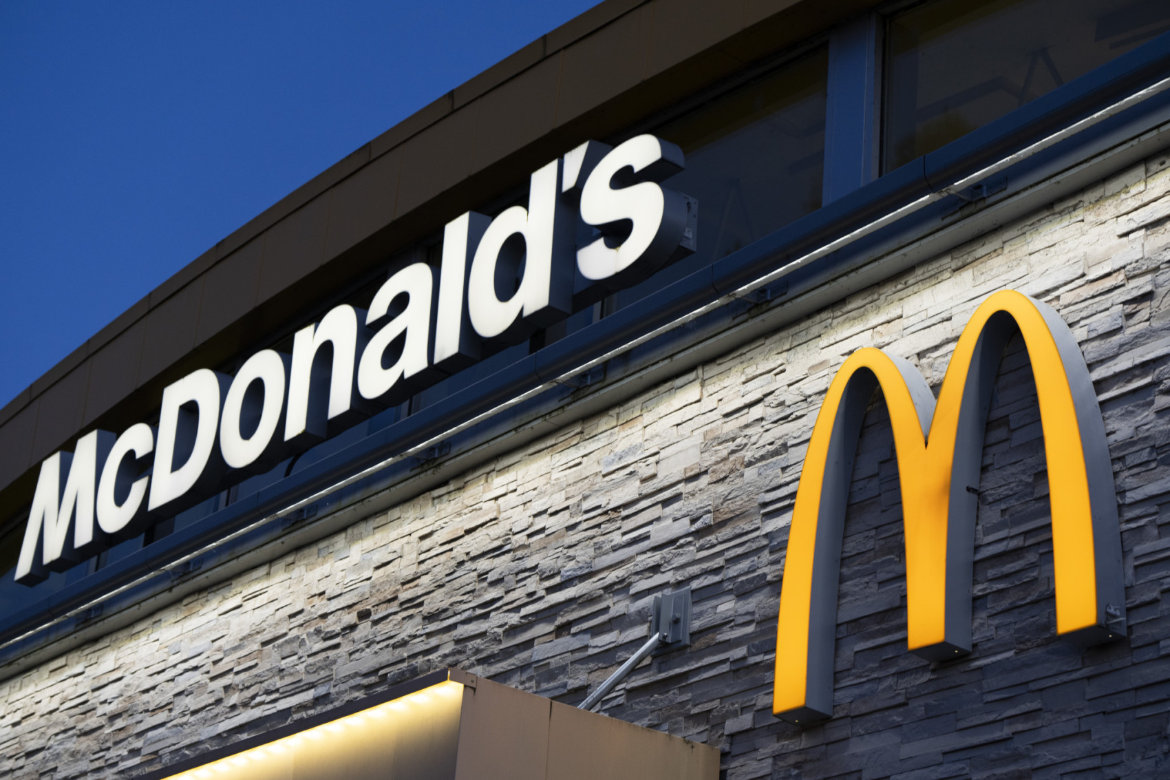 McDonald's improving global sales help to offset U.S. weakness in fourth quarter