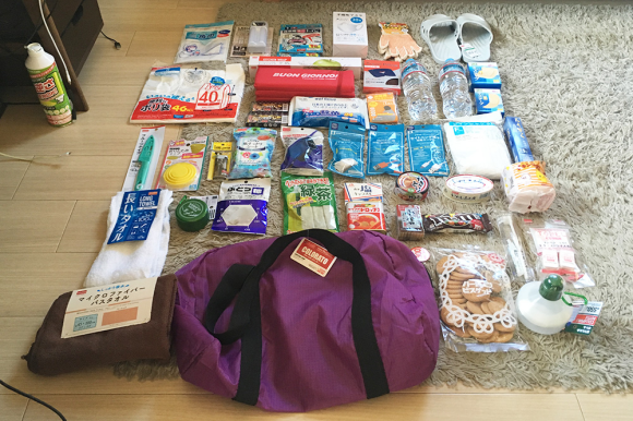 How to put together an earthquake/typhoon preparedness kit at the