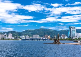 Currently, the tallest building in Matsue is only 75 meters. This lack of skyscrapers preserves views of the surrounding mountains.