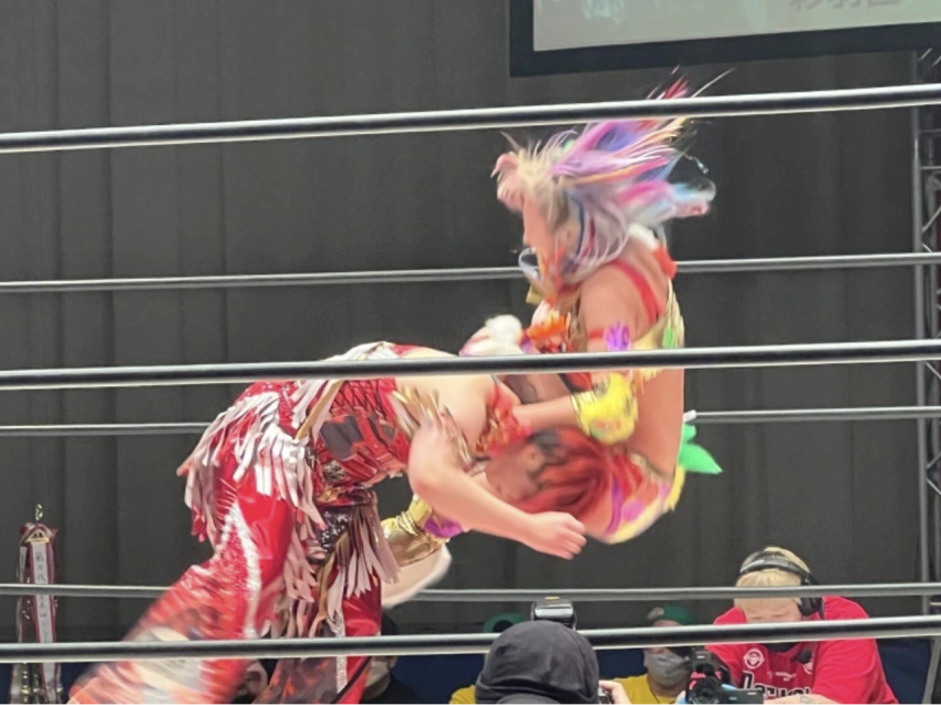 Feature: For Story Women's pro wrestling-Kinko Tamura, NEO Women's Pro  Wrestler, retiring this month, has a fighting match at the Ice Ribbon dojo  in Warabi, Saitama Prefcture. Primary school students have joined