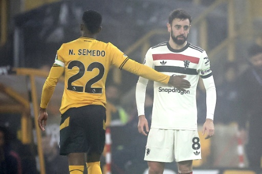 Fernandes sent off as Man Utd crash at Wolves; troubled Man City held by Everton