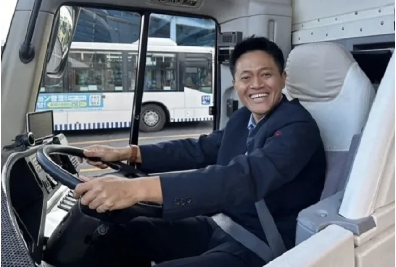 Japan gets its first foreign tour bus driver under specified skilled worker program