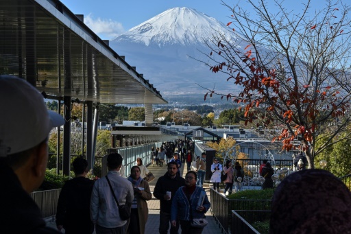 Mount Fuji climbers to be charged ¥4,000 on all trails