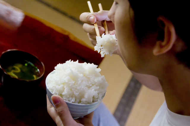 Is it OK to put other food on top of your white rice when eating in Japan?  - Japan Today