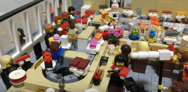 Tilbageholde håndbevægelse Køb Japanese Lego fan builds a miniature, functioning conveyor belt sushi  restaurant - Japan Today