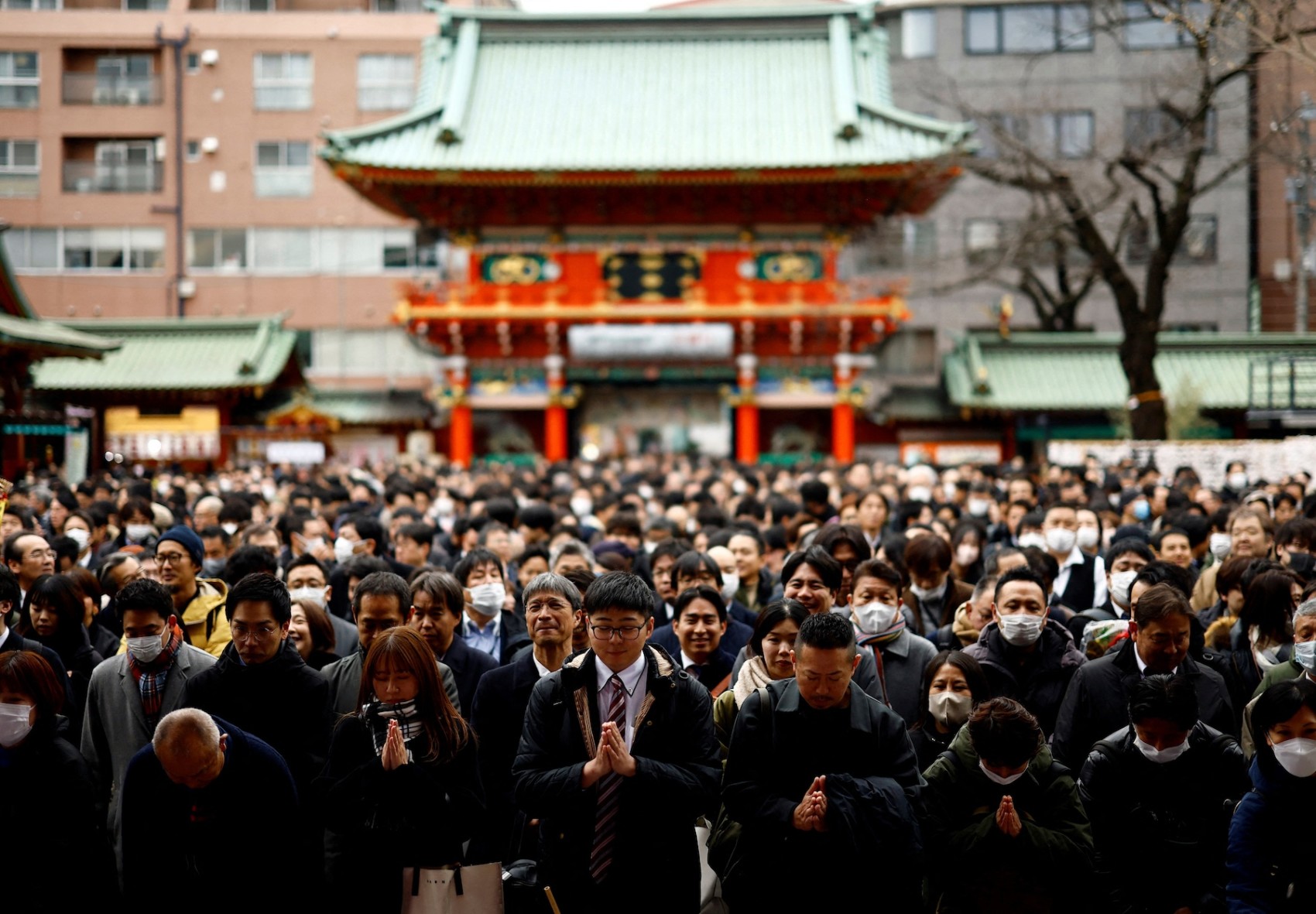 Thousands of people visit Tokyo shrine to pray for prosperous year